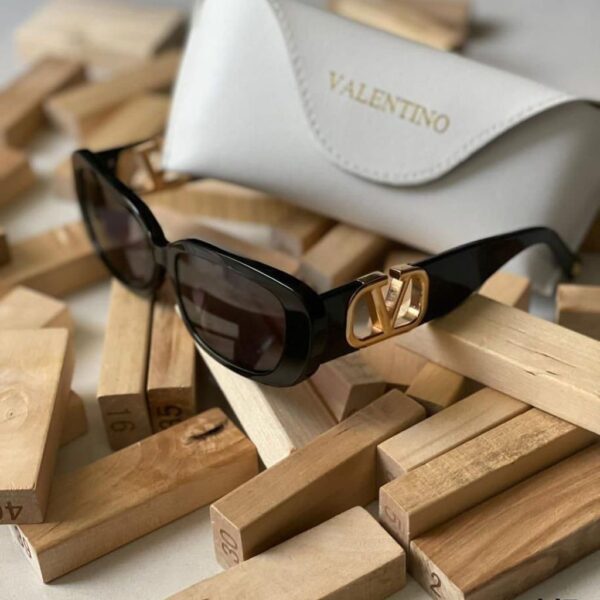 Elegant Valentino Glasses - Image 2